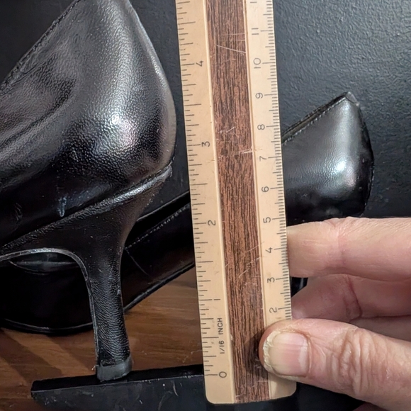 Ralph Lauren black leather closed toe pumps - Picture 8 of 9